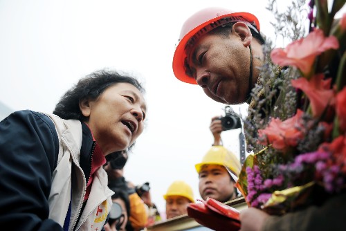2月20日,支援郴州抗災(zāi)的唐山農(nóng)民代表宋志永(右)在演出現(xiàn)場(chǎng)將原本送給他們的慰問(wèn)金捐獻(xiàn)給中國(guó)紅十字會(huì)。新華社記者 趙眾志 攝