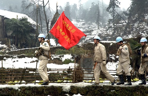 2月21日,四川省電力公司參加搶險(xiǎn)的職工步行前往四川省古藺縣箭竹鄉(xiāng)境內(nèi)的受損線路區(qū)域搶險(xiǎn)施工。當(dāng)日,四川省冰雪災(zāi)害地區(qū)的電網(wǎng)重建工作全面展開。據(jù)了解,四川省電力公司將力爭(zhēng)在2月25日之前,恢復(fù)輸電線路受損嚴(yán)重的古藺縣地區(qū)供電。新華社發(fā)(丁勇 攝)