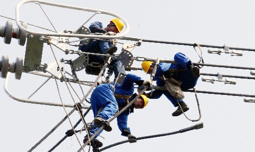 2月23日,電力工人在宜華線1146號(hào)塔位放下最后一根地線。當(dāng)日,一個(gè)多月前因暴雪災(zāi)害而導(dǎo)致輸電線路鐵塔倒塌的三峽電力送往華東的大動(dòng)脈――500千伏宜華(湖北宜昌至上海華新)直流輸電線路安徽境內(nèi)搶修工作全部結(jié)束,中斷了37天的宜華線恢復(fù)貫通。新華社發(fā)(陳力 攝)