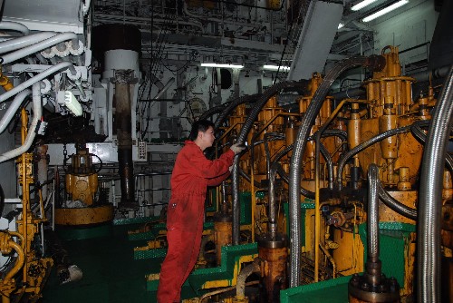 3月17日,“雪龍”號機(jī)匠長曹洪才在機(jī)艙集控室值班,這里是“雪龍”號在航行過程中,對所有機(jī)器設(shè)備進(jìn)行監(jiān)控管理的中樞。 我國唯一的一艘極地科學(xué)考察船“雪龍”號,目前已完成第24次南極科學(xué)考察任務(wù),正在回國的途中。第24次南極科學(xué)考察是“雪龍”號在進(jìn)行了歷史上規(guī)模最大的一次更新改造后的首航,同時也是“雪龍”號歷史上負(fù)載最重、航行路線最長的一次南極之旅。新華社記者 張建松 攝