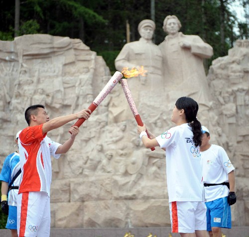 5月15日,奧運(yùn)火炬手黃君(前右)與賀志堅(jiān)在“勝利的起點(diǎn)”雕塑前進(jìn)行交接。當(dāng)日,北京奧運(yùn)會(huì)圣火傳遞活動(dòng)在江西井岡山舉行。新華社記者 劉力航 攝