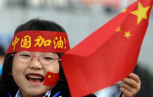 5月17日,8歲的溫州女孩吳再冉為圣火傳遞加油。當(dāng)日,北京奧運(yùn)會圣火在浙江溫州傳遞。新華社記者 黃深鋼 攝