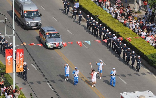 5月17日,火炬手在進(jìn)行傳遞。當(dāng)日,北京奧運(yùn)會圣火在浙江溫州傳遞。新華社記者 丁林 攝