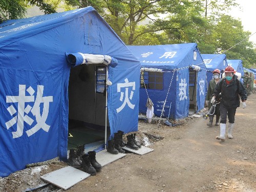 5月19日,四川自貢市疾病預(yù)防控制中心工作人員在地震重災(zāi)區(qū)北川縣的救援人員居住營房噴灑消毒藥劑。 新華社記者 陳樹根 攝
