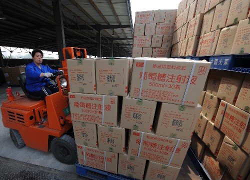 5月20日,國藥控股天津有限公司職工在清點(diǎn)藥品。當(dāng)日,第五批12460箱、價(jià)值200萬元的中央醫(yī)藥儲(chǔ)備應(yīng)急救災(zāi)物資從天津緊急裝運(yùn)四川地震災(zāi)區(qū)。新華社記者 楊宗友 攝