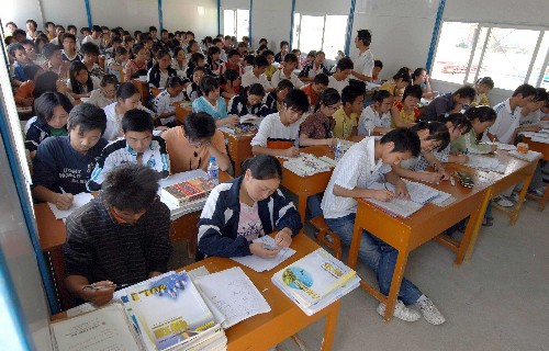 6月2日,陜西省重災(zāi)區(qū)寧強縣一中高三年級學(xué)生在新搭建的活動板房教室內(nèi)學(xué)習(xí)。根據(jù)陜西省政府決定,陜西地震災(zāi)區(qū)所處的寧強、略陽兩縣高考將如期舉行,考生們將在活動板房考場中參加高考。目前活動板房材料已經(jīng)全部運到,工作人員正在搭建考場,部分學(xué)生已經(jīng)可以在“新教室”中進行最后的高考沖刺。新華社記者 陳鋼 攝