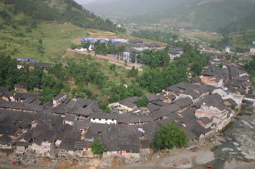 這是被地震破壞的青木川鎮(zhèn)回龍場(chǎng)老街(5月30日攝)。青木川是陜西省距離四川震區(qū)最近的鄉(xiāng)鎮(zhèn),離四川青川咫尺。“5·12”地震,使這里成了廢墟。街道中間破碎的瓦礫,隱約顯現(xiàn)當(dāng)時(shí)的恐怖。雖然零星余震不斷,但近日記者在青木川鎮(zhèn)街道看到了熱鬧的集市,新鮮蔬菜和日常用品在這里都可以買到。 新華社記者 段博 攝