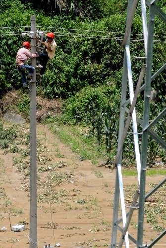 6月2日,望謨縣電力職工在加緊搶修受損電線。受連續(xù)強降雨的影響,貴州省南部、西南部十余個縣市遭受特大洪水與泥石流的襲擊。黔西南布依族苗族自治州望謨縣災情最為嚴重,境內部分省道干線被嚴重沖毀,多處光纜桿路被損壞。當?shù)赝ㄐ?、電力部門全力搶修,各受災鄉(xiāng)鎮(zhèn)通信、照明已初步恢復。新華社記者 楊俊江 攝