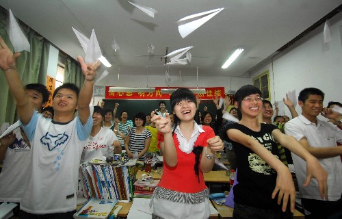 6月2日,學生們在放飛紙飛機放松心情。隨著高考的臨近,杭州新理想高復學校開設以小游戲、健身操等為內容的減壓課,以便讓考生們擁有一個輕松、快樂的心態(tài)應對高考。新華社記者 徐昱 攝