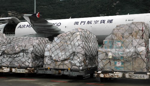6月2日,澳門第二批總計40噸、價值1000萬澳門元的救災(zāi)物資,由澳門航空NX9398包機(jī)運往四川地震災(zāi)區(qū)。這批空運救災(zāi)物資由澳門紅十字會聯(lián)合澳門街坊總會共同募集及購置,并獲得澳門市民的認(rèn)購及多家商號、廠商慷慨捐贈。這是即將運上飛機(jī)的救災(zāi)物資。新華社記者 劉衛(wèi)國 攝