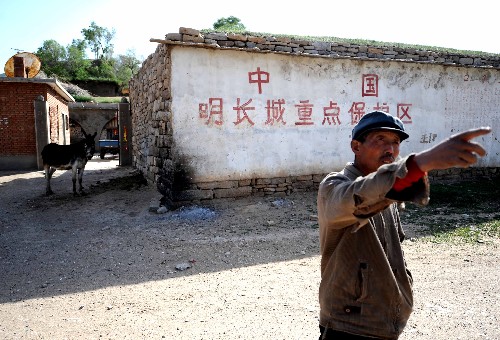 6月1日,在清水河縣北堡鄉(xiāng)口子上村,一位老人向記者介紹當(dāng)?shù)孛鏖L(zhǎng)城的相關(guān)情況。內(nèi)蒙古清水河明長(zhǎng)城位于清水河縣東南部,清水河境內(nèi)150公里長(zhǎng)城現(xiàn)存烽火臺(tái)5000余座。近年來(lái),盡管各級(jí)政府采取了多種措施對(duì)該段長(zhǎng)城進(jìn)行保護(hù),但由于風(fēng)雨剝蝕、地形變化及人為毀壞,內(nèi)蒙古清水河明長(zhǎng)城保護(hù)現(xiàn)狀不容樂(lè)觀。新華社記者 任軍川 攝