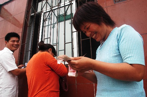 6月10日,售糧農(nóng)民在河南周口東郊國家糧食儲備庫領(lǐng)到現(xiàn)金。新華社發(fā)(楊正華 攝)
