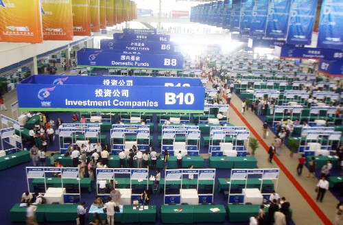 6月10日,由天津市政府、全國工商聯(lián)和美國企業(yè)成長協(xié)會共同主辦的第二屆中國企業(yè)國際融資洽談會在天津開幕。共有超過500家來自國內(nèi)外的股權(quán)投資基金,300家中介機(jī)構(gòu)以及1500家優(yōu)秀企業(yè)參加本屆為期3天的“融洽會”。新華社發(fā)(趙偉 攝)