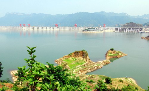 6月10日拍攝的三峽大壩。長江汛期臨近,三峽水庫持續(xù)降低水位以騰庫迎汛。6月10日8時(shí),三峽壩前水位降至144.77米,三峽工程開始進(jìn)入今年的汛限水位運(yùn)行。新華社發(fā)(鄭家裕 攝)