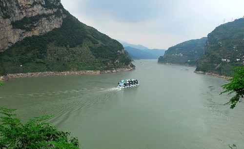 6月10日,一艘豪華客輪在長江西陵峽段行駛,山體上三峽水庫水位下降前的水位線清晰可見。長江汛期臨近,三峽水庫持續(xù)降低水位以騰庫迎汛。6月10日8時(shí),三峽壩前水位降至144.77米,三峽工程開始進(jìn)入今年的汛限水位運(yùn)行。 新華社發(fā)(鄭家裕 攝)