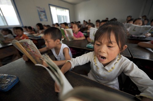 6月11日,隴南市文縣城關第二小學二年級學生在活動板房內上課。截至目前,甘肅隴南市因地震停課的2964所中小學校中,已有九成復課。目前,當地教育部門正在積極幫助偏遠村莊、山區(qū)的教學點和幼兒園盡早復課。新華社記者 聶建江 攝
