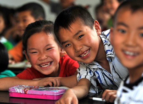 6月11日,隴南市文縣城關第二小學一年級學生在臨時教室面對鏡頭露出笑臉。新華社記者 聶建江 攝