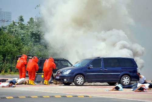 6月11日,身穿防化服的偵檢人員在發(fā)生化學(xué)“爆炸”的北京朝陽公園沙灘排球場(chǎng)外進(jìn)行“偵檢”。為積極應(yīng)對(duì)北京奧運(yùn)會(huì)恐怖威脅,我國從當(dāng)日開始在北京舉行“長城5號(hào)”國家處置奧運(yùn)會(huì)期間恐怖襲擊事件檢驗(yàn)性演習(xí)。此次系列演習(xí)分別為處置化學(xué)爆炸襲擊、劫持運(yùn)動(dòng)員班車等,是“體現(xiàn)全過程、涉及全方位、操作全仿真”的實(shí)兵實(shí)裝演習(xí)。將在一周內(nèi)完成的此次演習(xí)有公安、武警、軍隊(duì)、衛(wèi)生、環(huán)保、氣象、交通等多個(gè)部門協(xié)同參與。新華社記者 羅曉光 攝