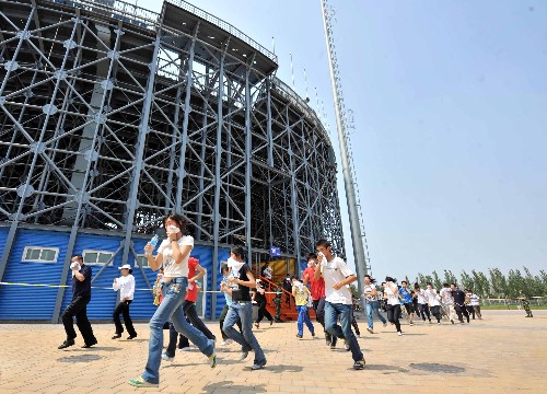 6月11日,在北京朝陽公園沙灘排球場(chǎng)“觀看”比賽的觀眾在警察和武警的指揮下有序撤離化學(xué)“爆炸”現(xiàn)場(chǎng)。新華社記者 羅曉光 攝