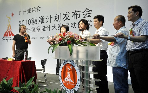 6月11日,廣州亞運(yùn)會(huì)2010徽章計(jì)劃發(fā)布會(huì)暨廣州亞運(yùn)徽章設(shè)計(jì)大賽啟動(dòng)儀式在廣州舉行。“2010徽章計(jì)劃”為亞運(yùn)會(huì)徽章設(shè)計(jì)、生產(chǎn)、銷售制訂了總體規(guī)劃,是亞運(yùn)史上特許經(jīng)營的一項(xiàng)創(chuàng)舉。 廣州亞組委將根據(jù)“2010徽章計(jì)劃”發(fā)行六大主題、20個(gè)系列共2010款徽章特許商品。新華社記者 劉大偉 攝