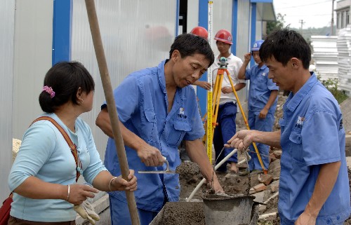 6月11日,幾名工人在綿陽市安縣搭建臨時(shí)安置房。日前,記者從綿陽市政府獲悉,在汶川大地震中,綿陽市9個(gè)縣市區(qū)276個(gè)鄉(xiāng)鎮(zhèn)515萬人受災(zāi),房屋損毀特別嚴(yán)重。在7個(gè)省市對(duì)口支援幫助下,目前綿陽市災(zāi)區(qū)建成活動(dòng)板房近2萬套。首批援建綿陽活動(dòng)板房總數(shù)23萬套460萬平方米,將于8月10日前完工交付使用。新華社記者 趙穎全 攝