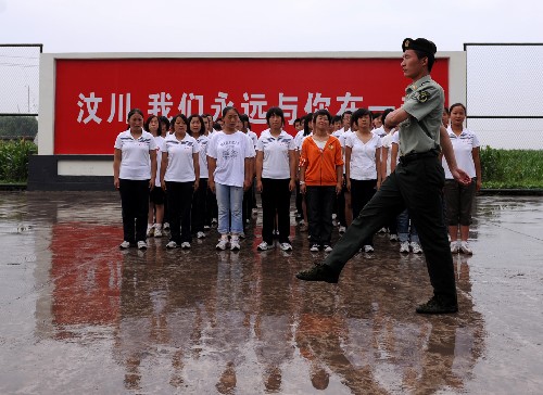 7月15日,一位教官在給參加軍訓(xùn)的學(xué)生示范動(dòng)作。當(dāng)日,整體搬遷的汶川縣漩口中學(xué)的千余名學(xué)生在山西省長治市長安慈善學(xué)校開始新的學(xué)習(xí)生活。目前,高三的學(xué)生已經(jīng)開始上課,高一、高二的學(xué)生正在進(jìn)行軍訓(xùn),初中生也在接受入學(xué)教育。新華社記者 彭洋 攝