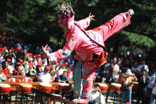 9月1日,在太原市迎澤公園,一位小演員正在表演晉劇。新華社記者 江宏景 攝