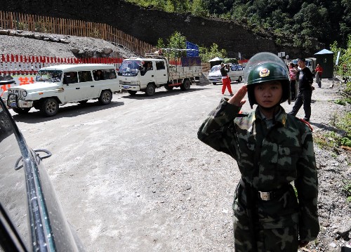 9月3日,武警交通四支隊在易貢大橋處設卡,指揮車輛有秩序通過。新華社記者 姜帆 攝