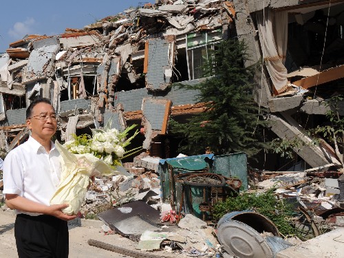 9月1日,溫家寶徒步一個小時,進入地震中慘遭滅頂之災的北川縣城,在遇難者集體掩埋處向遇難者獻花。新華社記者 黃敬文 攝