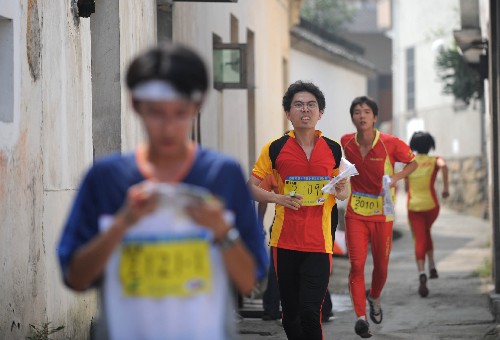 9月23日,參賽隊(duì)員穿行在龍門古鎮(zhèn)的小巷中。當(dāng)日,第十五屆中國(guó)定向錦標(biāo)賽在杭州富陽(yáng)市龍門古鎮(zhèn)“鳴槍開(kāi)賽”。此次比賽有來(lái)自北京、天津、江蘇、浙江、湖南、廣東等20多個(gè)省市、香港特區(qū),以及朝鮮國(guó)家隊(duì)等共120支隊(duì)伍1000多人參加角逐。新華社記者 徐昱 攝