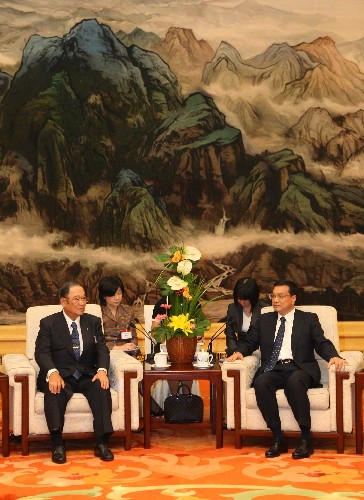 9月23日,中共中央政治局常委、國務(wù)院副總理李克強(qiáng)在北京人民大會(huì)堂會(huì)見以會(huì)長張富士夫?yàn)閳F(tuán)長的日中經(jīng)濟(jì)協(xié)會(huì)代表團(tuán)。新華社記者 劉衛(wèi)兵 攝