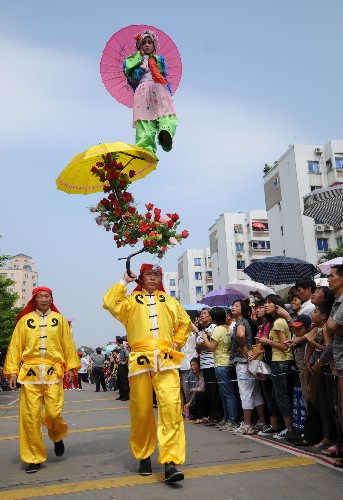 10月11日拍攝的中國民間藝術(shù)節(jié)上的飄色表演。新華社記者 盧漢欣 攝