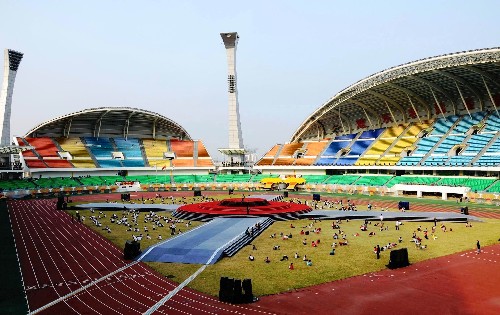 來(lái)自第六屆全國(guó)農(nóng)民運(yùn)動(dòng)會(huì)泉州市籌委會(huì)的消息,距離農(nóng)運(yùn)會(huì)開(kāi)幕僅剩12天時(shí)間,目前分別在福建省泉州中心市區(qū)及晉江、石獅、南安、惠安和開(kāi)發(fā)區(qū)的15個(gè)比賽場(chǎng)館設(shè)施均已進(jìn)入使用狀態(tài)。這是農(nóng)運(yùn)會(huì)主場(chǎng)館“海峽體育中心”內(nèi)景。新華社記者 胡蘇 攝