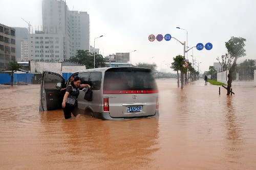 10月14日,海口城區(qū)部分路段內(nèi)澇嚴(yán)重,行人和車輛艱難前行。從11日開始,海南受冷空氣和南海熱帶擾動的共同影響,連續(xù)四日暴雨強(qiáng)風(fēng),東部和中部部分地區(qū)降雨量超過300毫米,導(dǎo)致12個(gè)市縣受災(zāi)嚴(yán)重,目前已有2人在暴雨中遇難。新華社記者 鄧伽 攝