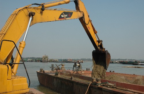 10月15日,在湘江主航道湘潭馬家河段,工作人員正使用挖沙船和挖土機(jī)進(jìn)行疏浚作業(yè)。新華社記者 周青梅 攝