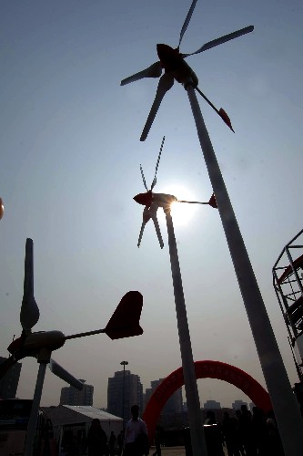圖為展出的小型微風(fēng)發(fā)電機(jī)機(jī)組(10月17日攝)。新華社記者 公磊 攝