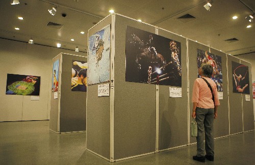 11月3日,一名香港市民在圖片展上參觀。新華社記者 周磊 攝