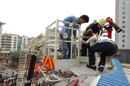 11月4日,襄樊市消防志愿者服務(wù)隊隊員參加逃生演習(xí)。11月9日全國消防日臨近,湖北襄樊首支消防志愿者服務(wù)隊正式成立。首批180多名志愿者主要由大學(xué)生和社區(qū)居民組成,他們將用各種形式向市民宣傳消防知識。新華社發(fā)