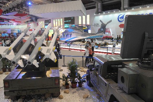 由中國航空工業(yè)集團展出的地對空導(dǎo)彈發(fā)射架和雷達系統(tǒng)(11月5日攝)。新華社記者 周文杰 攝