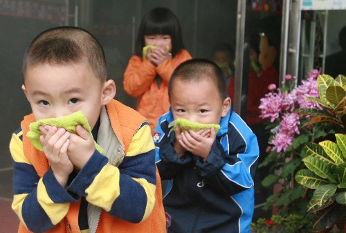 11月6日,幼兒園的小朋友參加消防演習(xí)。當(dāng)日,濟(jì)南市卓雅·大風(fēng)車幼兒園的200多名小朋友和老師在消防官兵和民警的指揮下,參加消防演習(xí),學(xué)習(xí)火災(zāi)逃生知識。新華社發(fā)
