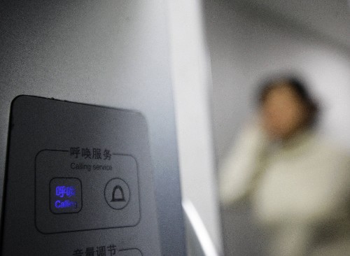 列車包間內(nèi)設(shè)有呼叫按鈕,呼叫顯示系統(tǒng)分布在乘務(wù)室和車廂走廊兩側(cè),當(dāng)旅客有需求時(shí)只要輕輕一按,乘務(wù)員將會(huì)迅速來(lái)到旅客身邊服務(wù)(12月21日攝)。新華社記者 邢廣利 攝
