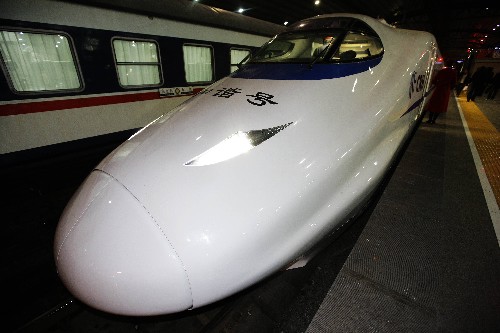 12月21日,D301次列車即將發(fā)車。新華社記者 邢廣利 攝