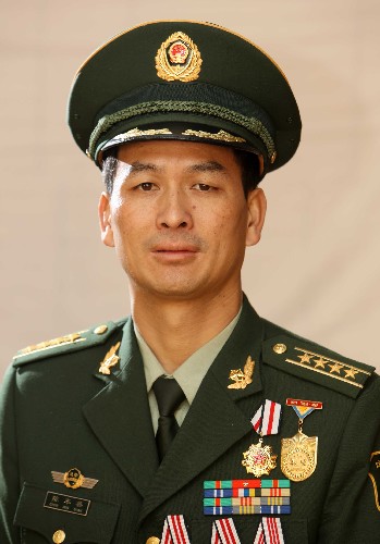 為表彰在2008年抗擊南方部分地區(qū)低溫雨雪冰凍災害、抗震救災、奧運安保等工作中作出突出貢獻的廣東省廣州市公安局越秀分局便衣偵查大隊大隊長朱永章、云南省公安邊防總隊醫(yī)院院長陳本善、北京市公安局巡特警總隊副總隊長朱益軍3人,評選活動組委會授予他們第三屆“我最喜愛的十大人民警察”評選活動特別獎。這是云南省公安邊防總隊醫(yī)院院長陳本善。新華社記者 袁滿 攝