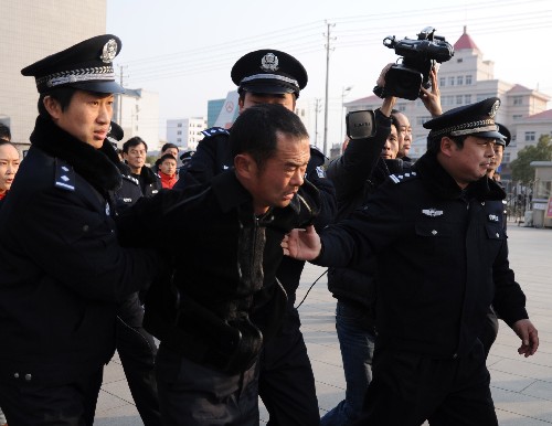 1月11日,熊振林被押送回隨州。新華社發(fā)(李文軍 攝)