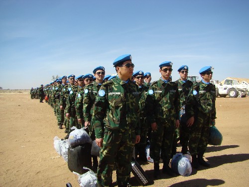1月11日上午,中國第二批赴蘇丹達爾富爾維和工兵分隊第一梯隊官兵抵達蘇丹南達爾富爾州首府尼亞拉機場。新華社發(fā)