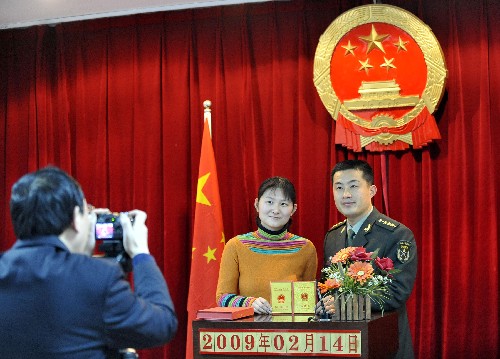 2月14日,一對新人在濟南市市中區(qū)婚姻登記處拍攝結(jié)婚紀念照。新華社記者 朱崢 攝