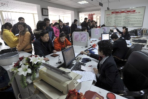 2月14日,眾多新人在濟南市市中區(qū)婚姻登記處登記大廳辦理結(jié)婚手續(xù)。新華社記者 朱崢 攝