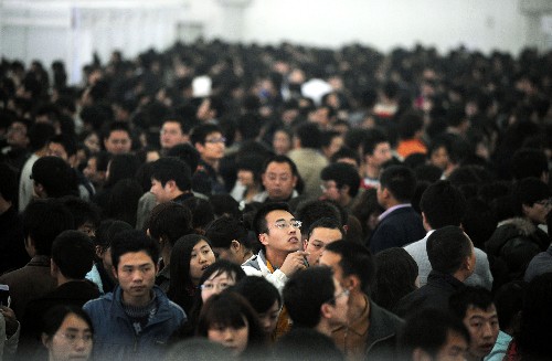 2月14日,招聘會(huì)現(xiàn)場(chǎng)人頭攢動(dòng)。新華社記者 江宏景 攝
