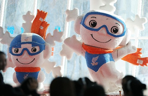 2月17日,大冬會(huì)吉祥物“冬冬”在亞布力滑雪中心顯得格外引人矚目。第24屆世界大學(xué)生冬季運(yùn)動(dòng)會(huì)將于2月18日在哈爾濱市開(kāi)幕,雪上賽事將在帽兒山、亞布力滑雪場(chǎng)舉行。新華社記者 徐家軍 攝