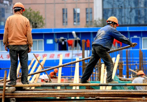 3月7日,工人在上海地鐵11號線工地進(jìn)行施工。3月6日,上海地鐵建設(shè)指揮部發(fā)布信息:根據(jù)上海地鐵建設(shè)計劃,2012年將有13條線路、350多座車站投入運營,上海軌交基本網(wǎng)絡(luò)的線路總長超過500公里。屆時,上海軌道交通將基本形成中心城區(qū)45分鐘的地鐵交通圈,中心城區(qū)居民平均900米左右到達(dá)一個車站,進(jìn)入軌道交通系統(tǒng)后,平均25分鐘可以到達(dá)中心城區(qū)主要場所。新華社記者 陳飛 攝